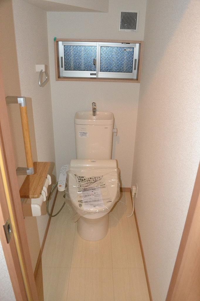 Toilet. Because a small window with a toilet, ventilation ・ Lighting is good. When you enter the natural wind, Feeling of freedom is quite different ~
