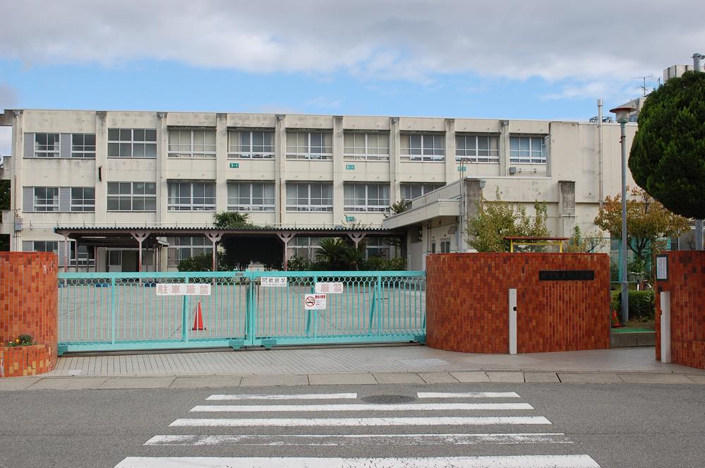 Primary school. Haji until the elementary school 160m