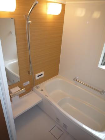 Bathroom. In unit bus of 1 pyeong type, It is the size that comfortably put in extending the leg. TOTO made, Thermos bathtub