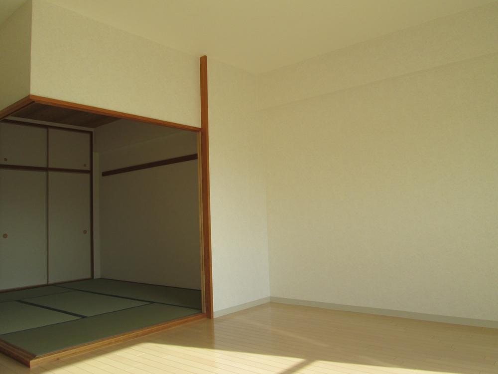 Living. You can use To spacious because the Japanese-style room facing the living room.