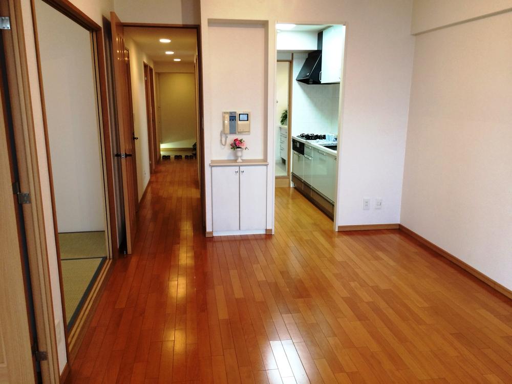 Living. All rooms immediately preview because the renovation is settled ・ It is ready-to-move-in.