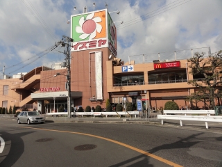Supermarket. Izumiya Senboku to the store (supermarket) 1300m