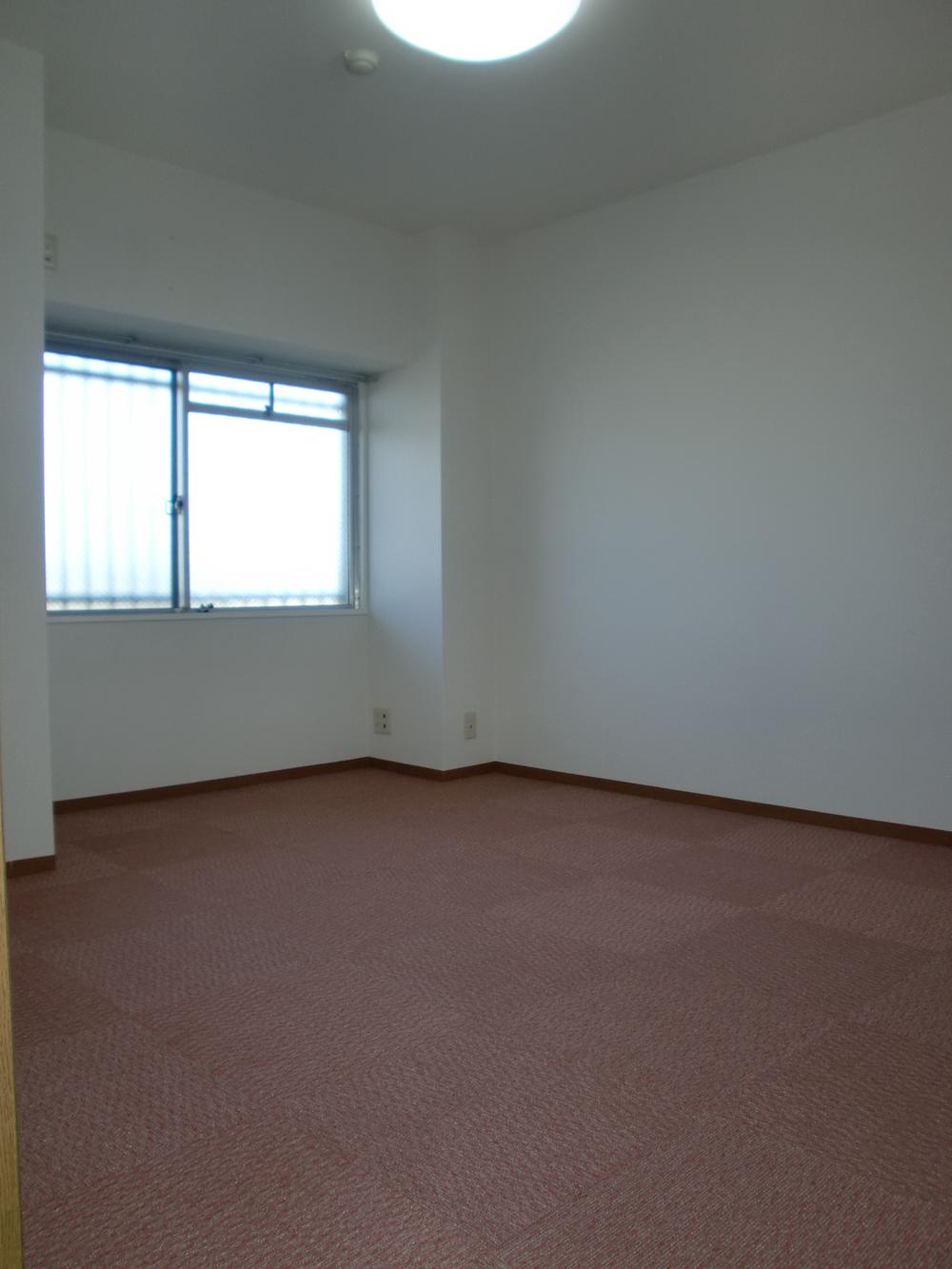 Non-living room. It is a space that can be adapted to a variety of lifestyle.