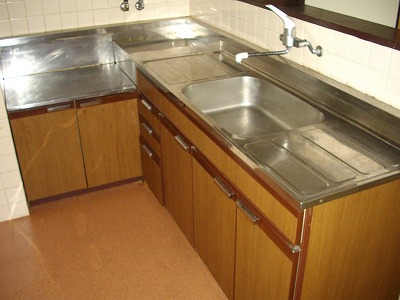 Kitchen. L-shaped counter kitchen (two-burner gas stove installation Allowed)