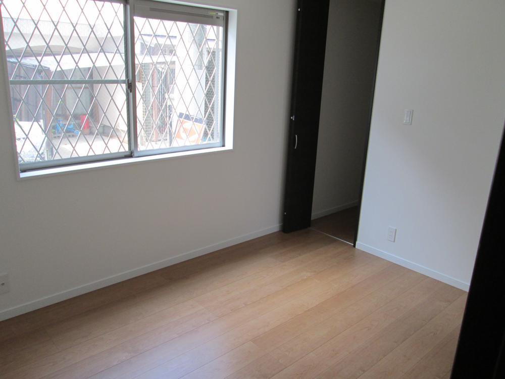 Non-living room. Lighting preeminent rooms.