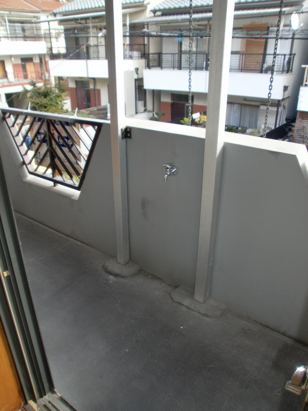 Balcony. It is a good balcony of usability. 