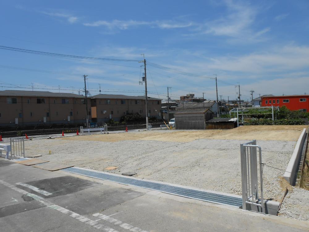 Local photos, including front road. There is no tall buildings around, And plenty of daylighting, Pleasant wind charm. (June 14, 2013 shooting)