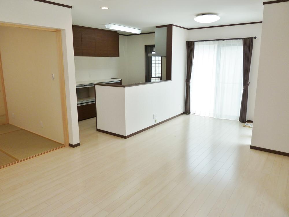 Same specifications photos (living). Bright living plugging the sun (our example of construction Same specifications)