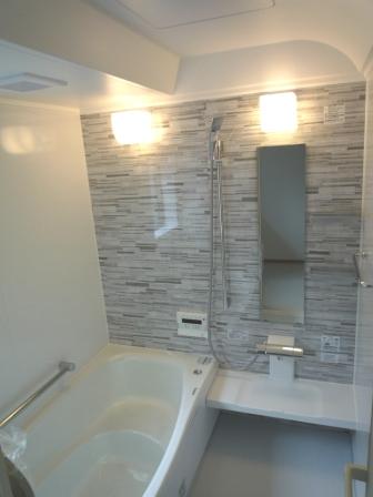 Bathroom. In unit bus of 1 pyeong type, It is the size that comfortably put in extending the leg. TOTO made, Thermos bathtub