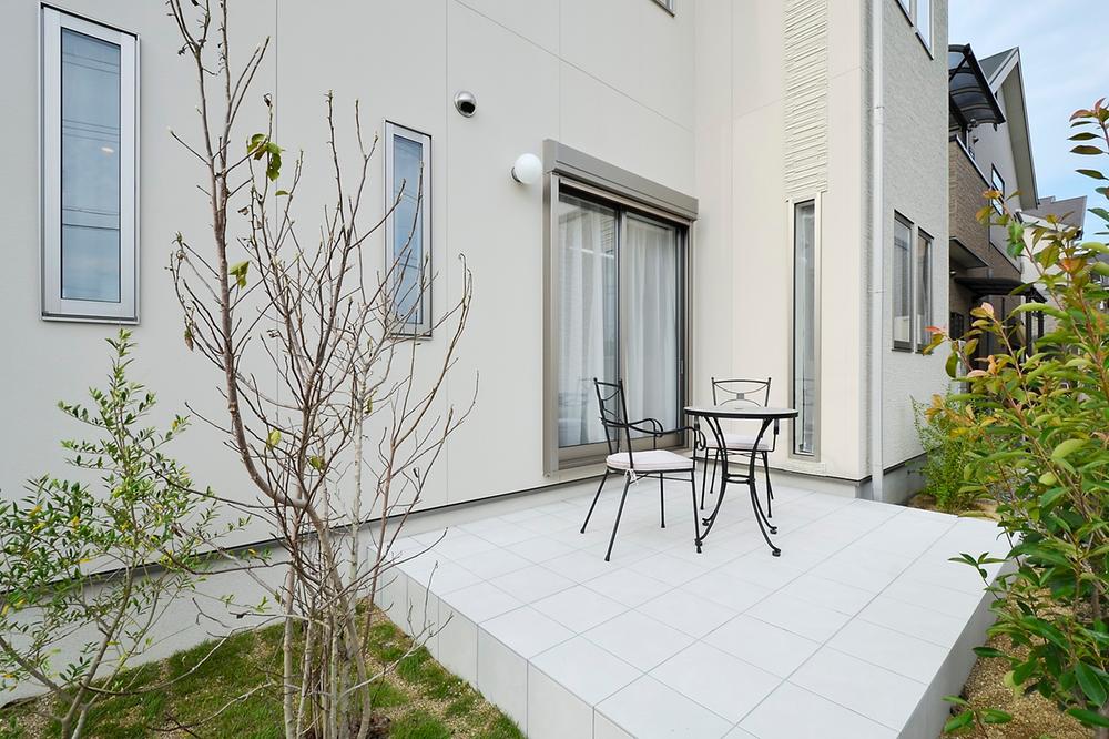 Garden. Living to continue as the installed terrace. Space of the room by taking advantage of 36 square meters or more of the large site. (Model house)