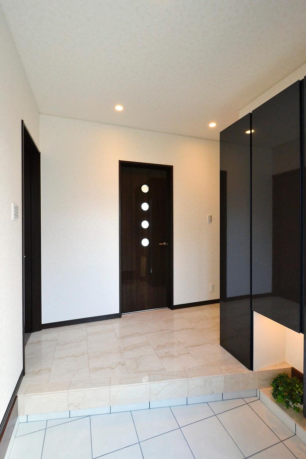 Entrance. Paste the marble at the entrance of the floor, Produce a high-quality space to welcome guests. By large shoes BOX, A lot of shoes also refreshing and can be stored. (Model house)