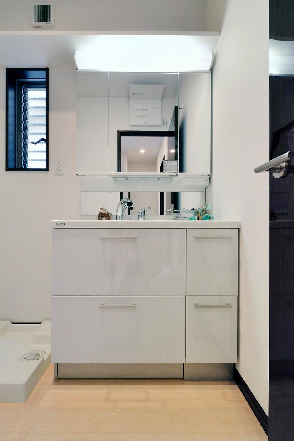 Wash basin, toilet. Wash basin full of cleanliness in which the white tones. Storage capacity is also a lot, Dispose of towels and toiletries is refreshing the whole family. (Model house)