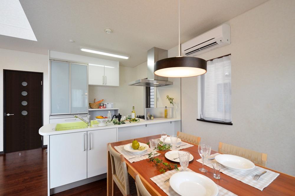 Kitchen. Cuisine and combined family and face with a face-to-face kitchen. Not only peace of mind because the situation of children is seen, Increase the communication between nature and family. (Model house)