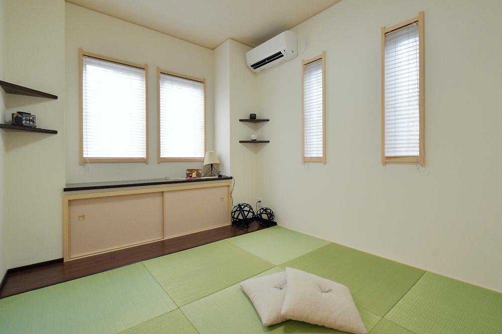 Non-living room. Japanese-style room provided adjacent to the living. As a space of relaxation, It can be used for multi-purpose such as housework space, When there is, it is convenient person room (model house)
