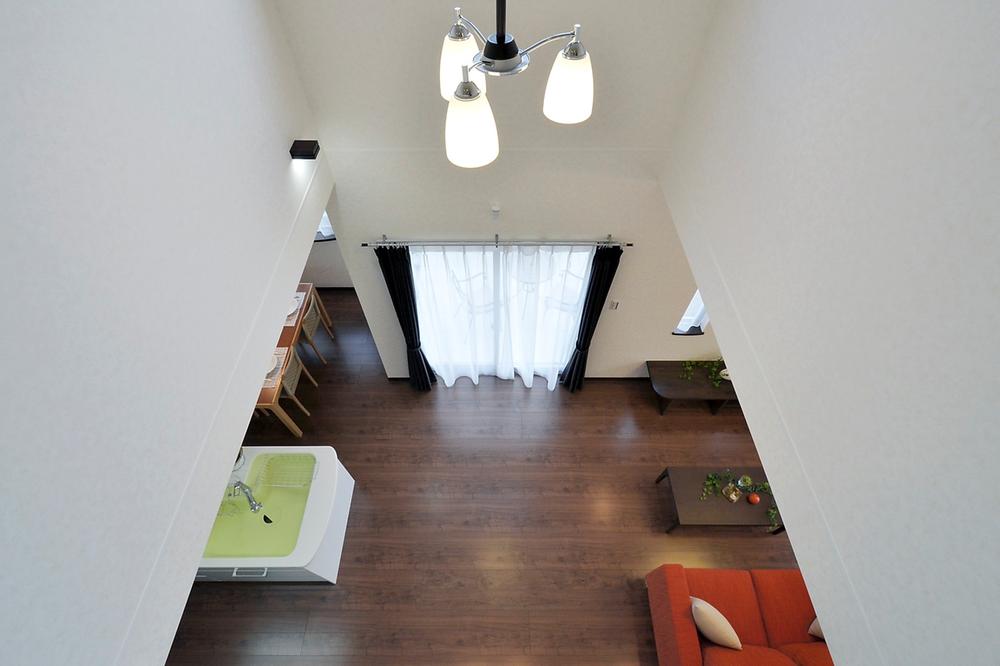Other introspection. Atrium, which is provided in the living room. Through the atrium, Connection is the second floor of the room and the living room, Increase family communication. (Model house)