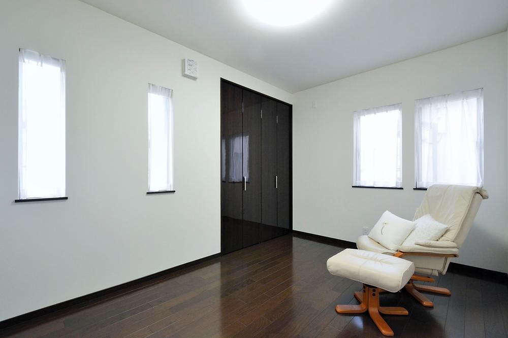 Non-living room. Bright light from a window provided on the second surface, It may also be the second floor of the living room ventilation. Arranged closet to all the living room, You can use the cleaner room. (Model house)