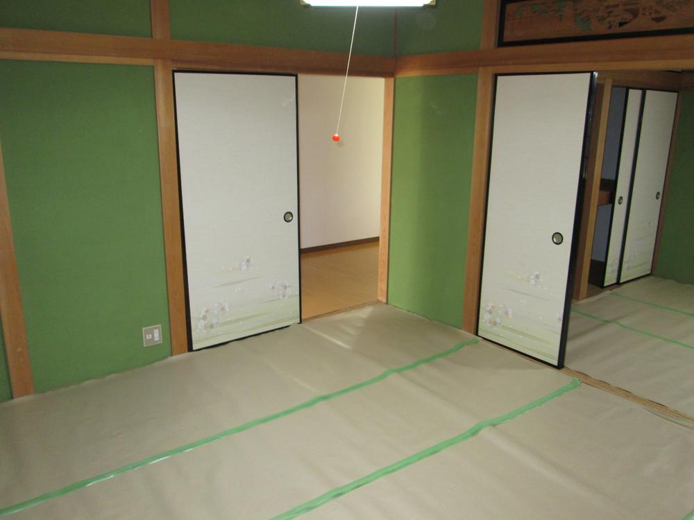Non-living room. You can very wide space and connect the Japanese-style room. 