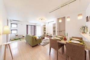 Living-in stairs and face-to-face counter kitchen, such as child-rearing generation shines elements to live comfortably LDK (model house)