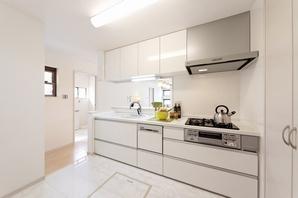 The company in the model house of the popular "Plus One" series here.. Multi-room and spacious balcony of the attractions is still the third floor part. Without having to worry about the line of sight from the outside, Freely To space of pleasure Mel Calm the Garden Life, Outdoor love family must-see. Barbecue and pool play, Astronomical observation, etc., The "plus one" life, such as exciting just to imagine waiting. Also, After 10 years or 15 years, Also offers a wide children's room one room the can Majikiriru be in two rooms "Free reform" with a plan. And play Gokoro, By all means living goodness to full jammed model house.