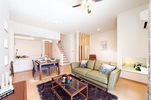 Compared to the kitchen, living ・ Overwhelming height of dining you can see well. Please taste by all means a sense of openness to bring a margin of vertical space (model house)