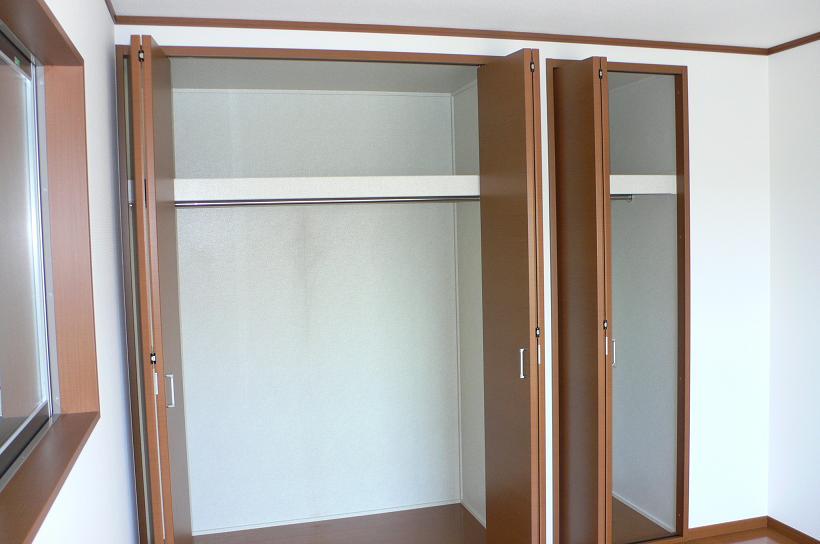 Other. Room clean, it keeps the wardrobe also fit costume case also the depth of the closet has become widely because it is a pillar mind 900 centimeters