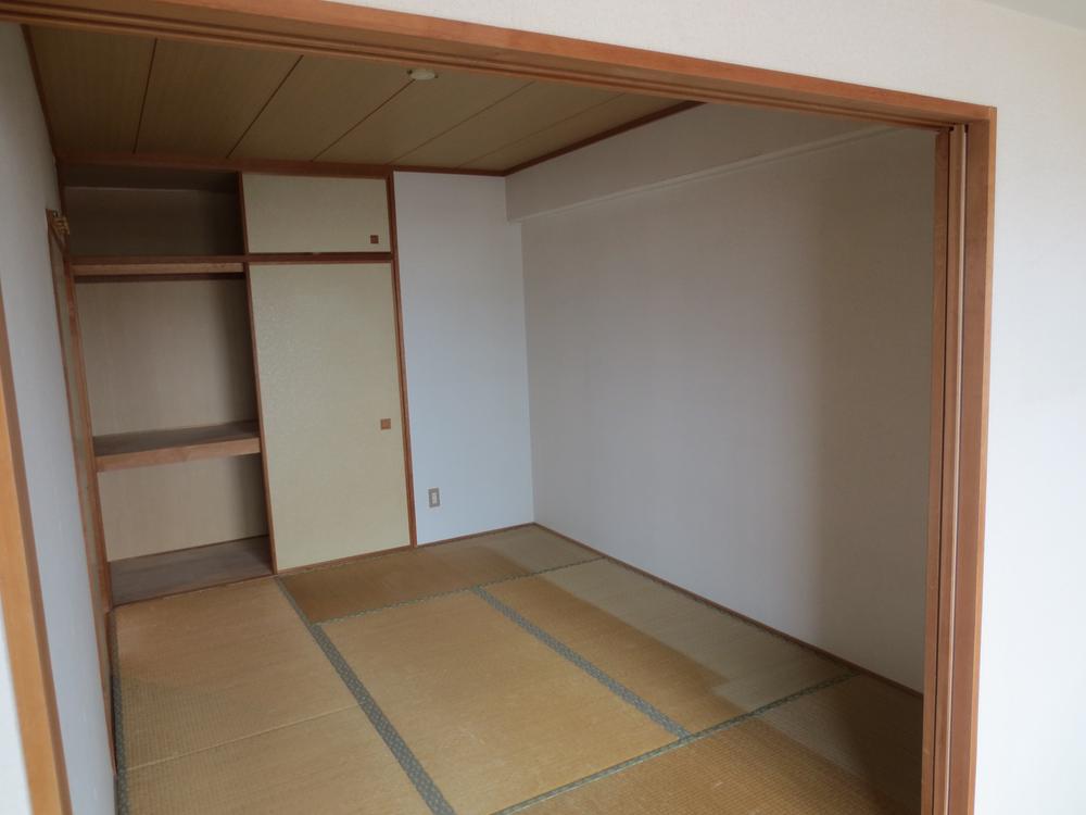 Non-living room. It is a Japanese-style room leading to the living room