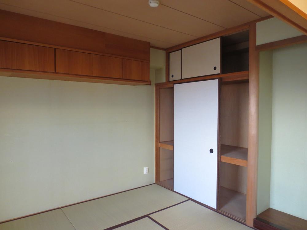 Non-living room. 6 Pledge of Japanese-style room ・ It can closet is widely futon also housed