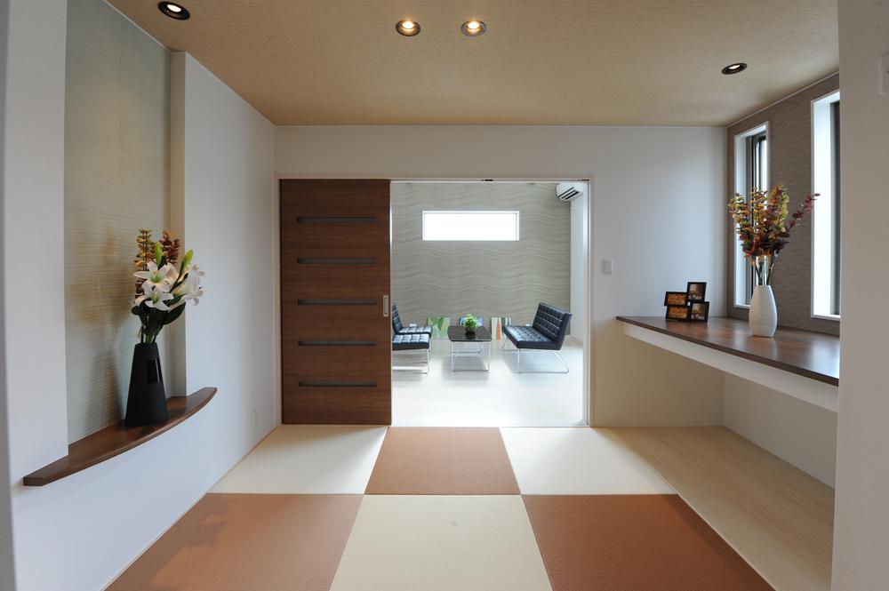 Model house photo. In the black-and-white modern design, Directing the Asian modern Japanese style. Divided laying tatami of milky white and flaxen, Also directing playful. By pasting a different tile (eco-carat) of the texture in the niche, It was an accent. 