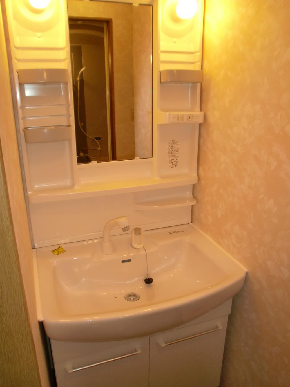 Wash basin, toilet. Spacious wash room. 