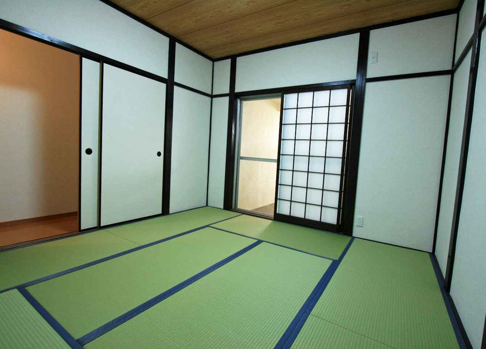 Non-living room. You can hold a lot there is also a closet in the Japanese-style room! (^^)!