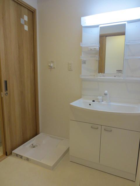 Washroom. Independent wash basin shower. 