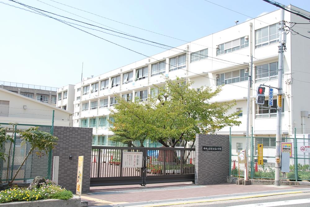 Primary school. 900m to the east, Mozu elementary school