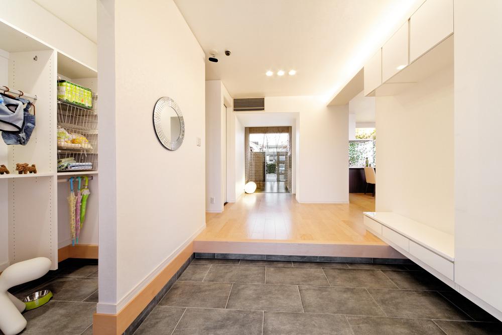 Model house photo. The spacious entrance space, Bicycle supplies and cleaning tools, There is spacious shoes cloak that plenty can be stored and children's play equipment. (Minami Fukai model house)