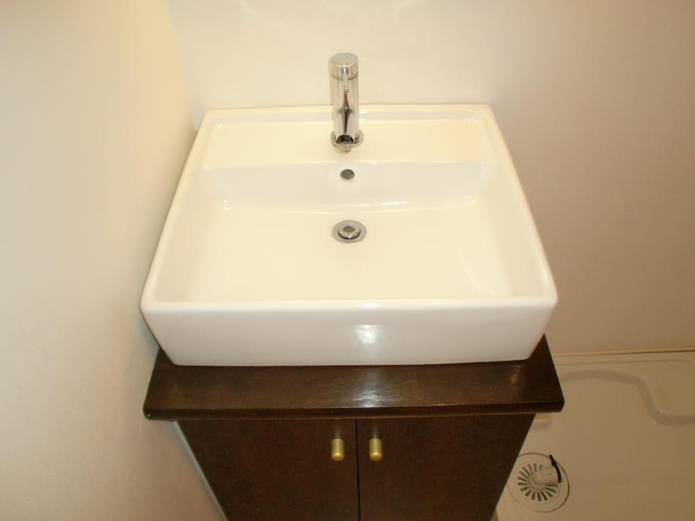 Wash basin, toilet. It is a nice wash basin.
