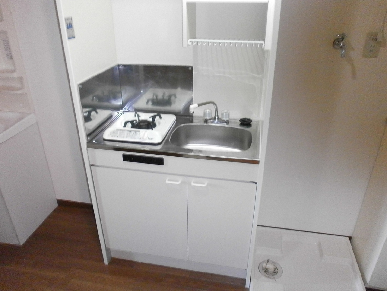 Kitchen. 1-neck is equipped with gas stove