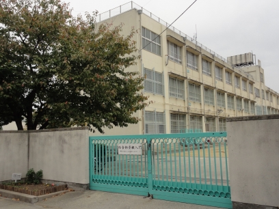 Primary school. Sakaishiritsu Haji until the elementary school (elementary school) 70m