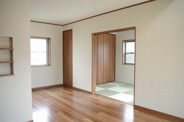 Other introspection.  [Model House: No. 6 areas]  LDK next to Japanese-style room. In spacious space if opening the Japanese-style door!