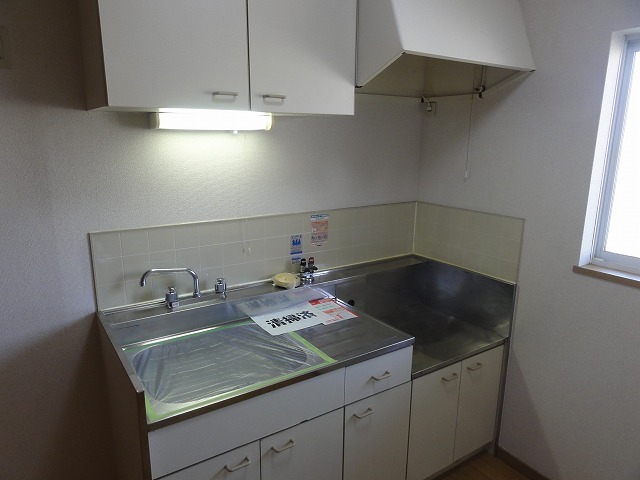 Kitchen. So that even with the window, Pat ventilation! ^^