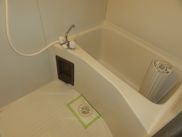 Bath. Clean bathroom ^^