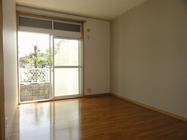 Living and room. Sunny Spacious Western-style! ^^