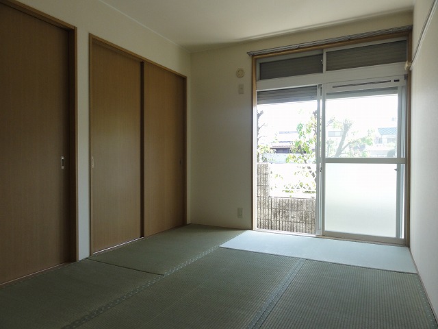 Other room space. It is south of the Japanese-style room (bright)