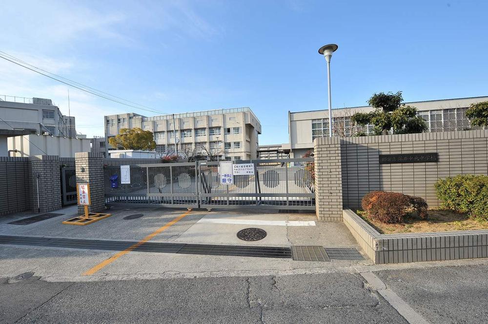 Junior high school. Deep 1500m to the center junior high school