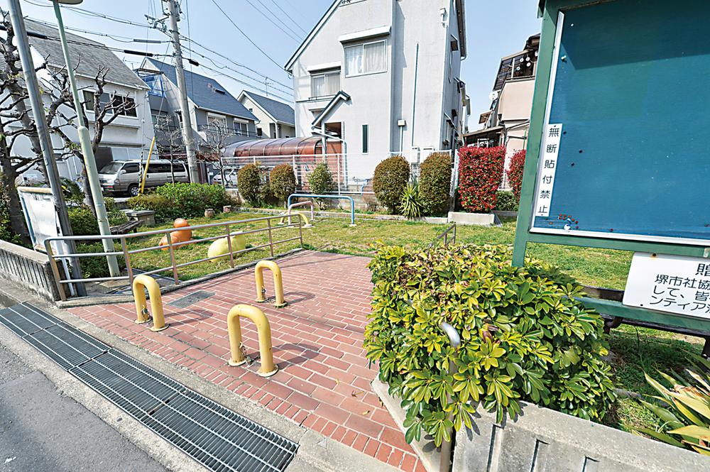 park. Meadow rue Square to 180m