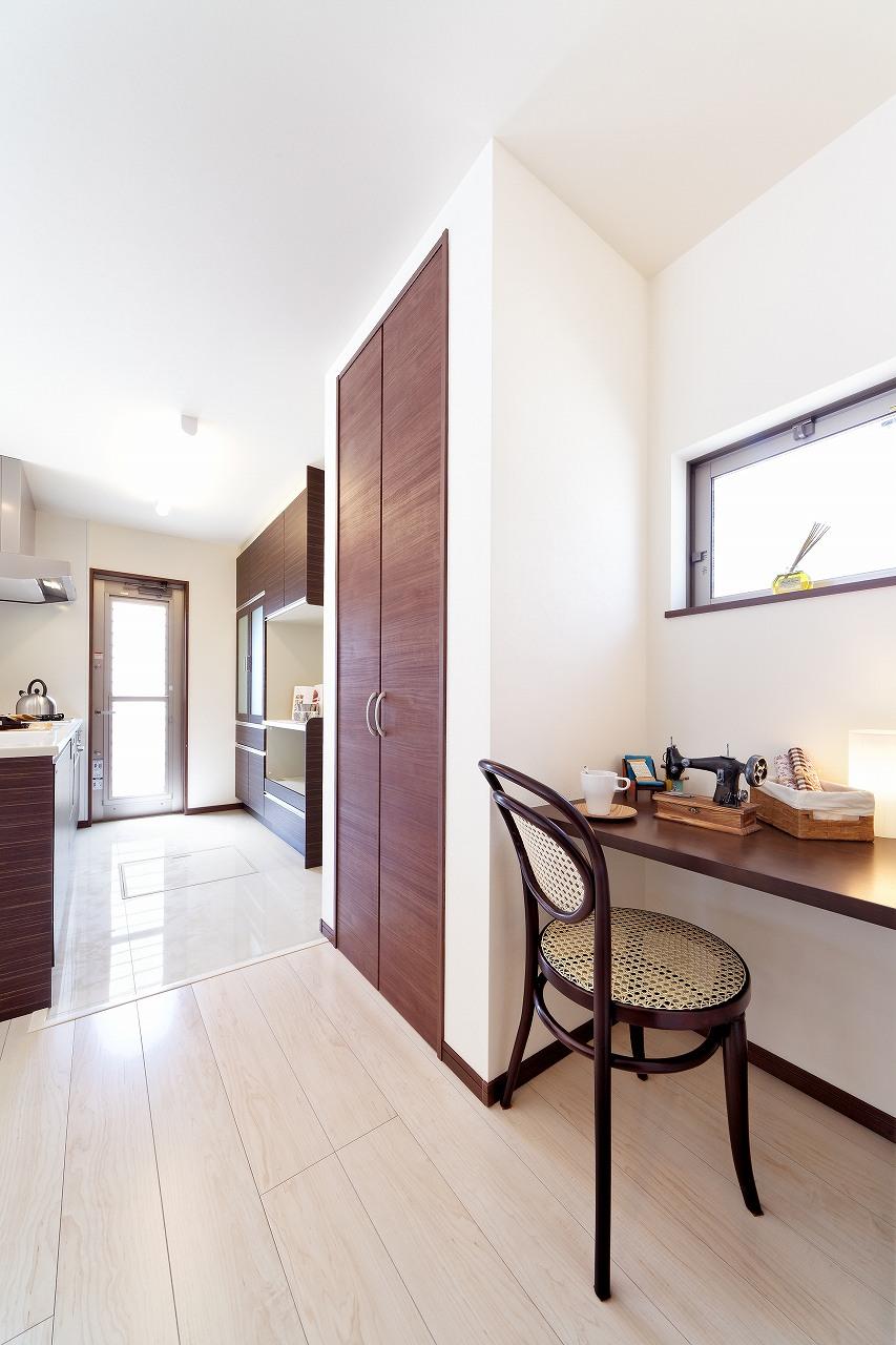 Non-living room. Installed Mrs. corner in the kitchen next to. Little writing Ya, Convenient corner in reading. Leprosy was the homework space for children, Perfect as a shared PC space of the family. Room (May 2013) Shooting