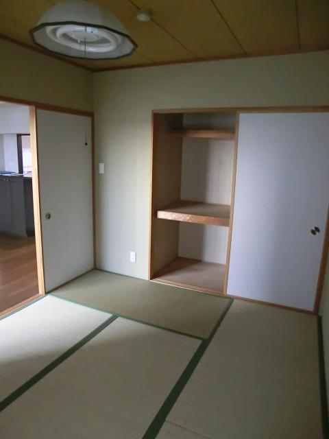 Non-living room. As oasis is living and connection of the Japanese-style room.