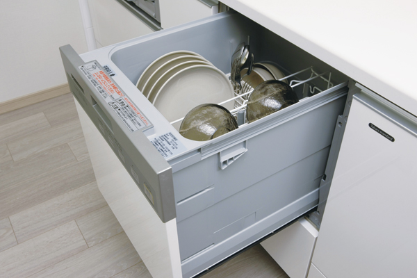 Kitchen.  [Dishwasher] And out of the dish it is easy to slide storage type of dishwasher. Glean immediate relief of housework burden (same specifications)