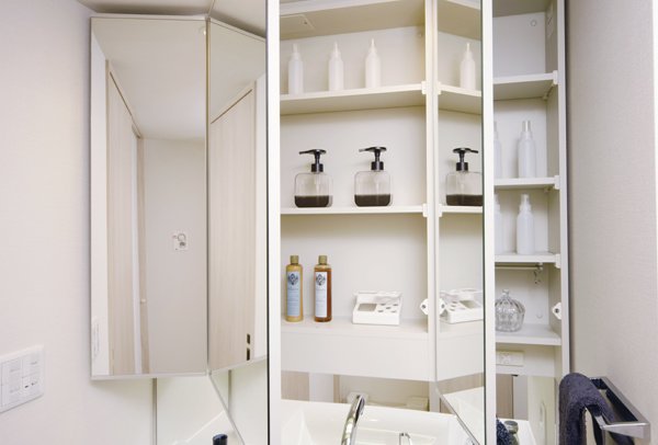 Bathing-wash room.  [Three-sided mirror back storage] Easy-to-read three-sided mirror of with anti-fog function. Space for accommodating such as tissue small items BOX also provided has been secured in the Kagamiura. Also, 2 socket outlet is also available functional (same specifications)