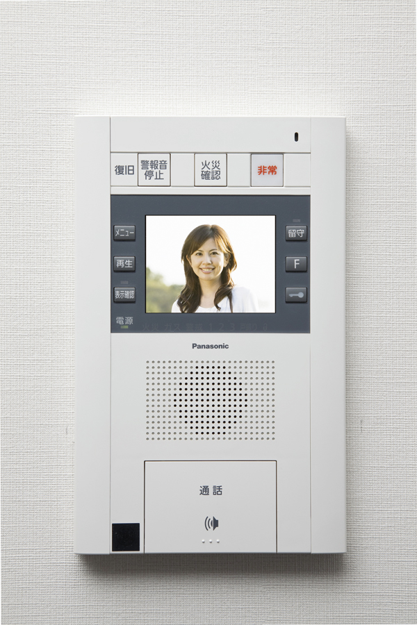 Security.  [Intercom with color monitor] From the installed intercom with color monitor in the living room of each dwelling unit, Auto-lock system that can unlock the set entrance door of the entrance. Since the visitor can see in the video and audio, It difficult to suspicious individual intrusion, It can also support within the dwelling unit to cumbersome salesperson (same specifications)