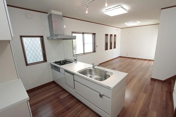 Kitchen. White was the keynote kitchen is bright and clean preeminent! There is also a window in the kitchen next to! A no When this window there is completely different!  Room (May 2013) Shooting