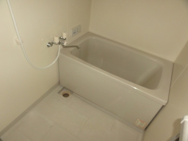 Bath. Clean bathroom ^^